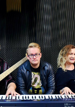 photo of Magda Lena Łowkiel with the band