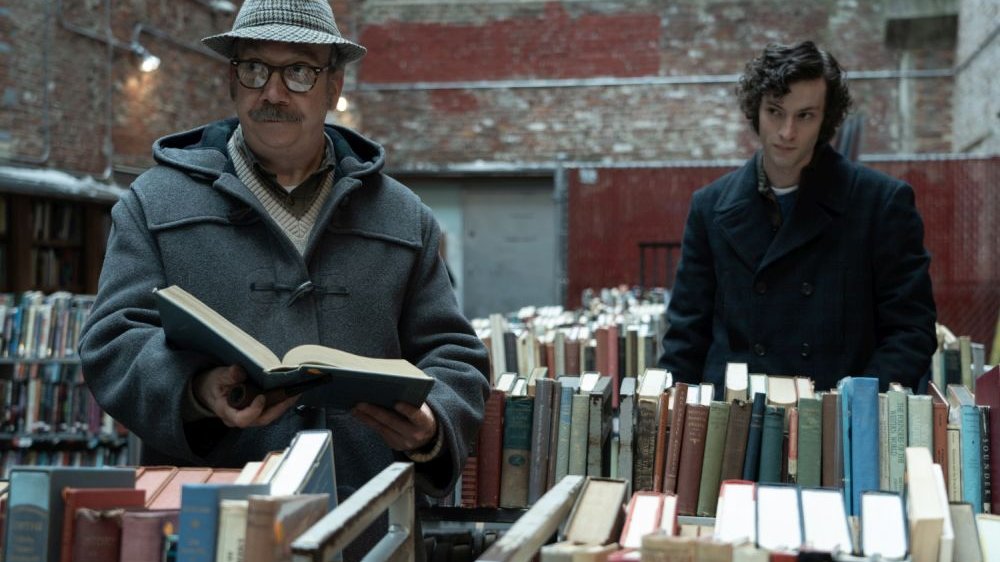 Starszy i młody mężczyzna przeglądają książki w księgarni.