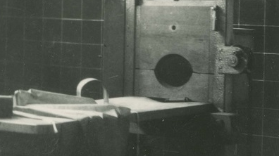Gilotyna w celi śmierci niemieckiego aresztu śledczego przy ul. Młyńskiej 1945 (fot. Z. Zielonacki)