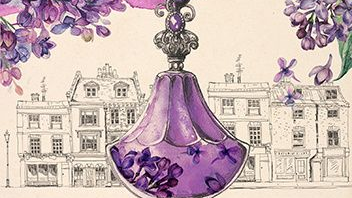 Bogato zdobiony, pysznie fioletowy flakonik perfum, otoczony fioletowymi kwiatami bzu. Za nim ołówkowy rysunek przedstawiający staroświecką kamienicę lub fragment rynku.