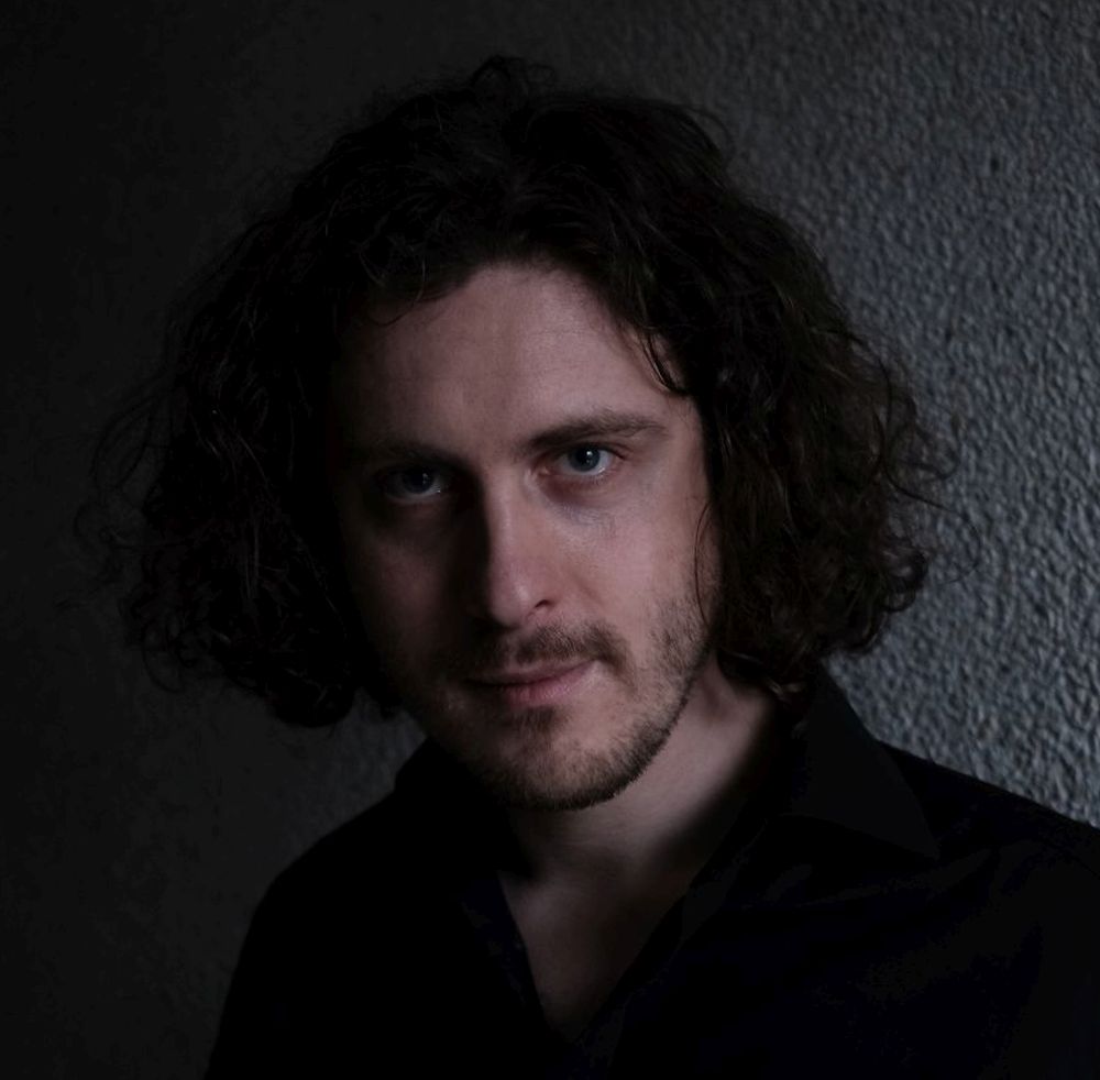 Radoslaw Stepień, fot. archiwum prywatne Mężczyzna w długich włosach patrzy w obiektyw.