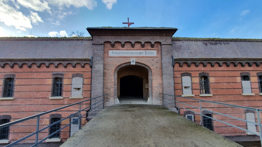 Wejście do zabytkowego fortu prowadzi przez most, wchodzącego wita otwarte wejście oraz widniejący na ceglanych murach napis po niemiecku.