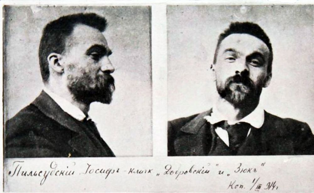 Podwójna fotografia policyjna młodego Piłsudskiego z podpisem w cyrylicy. - grafika artykułu