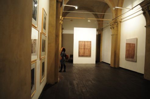 Jedna z wystaw Mediations Biennale w Galerii U Jezuitów, fot. B. Paczkowski - grafika artykułu