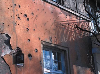 Zniszczony pociskami dom przy ul. Nowowiejskiego 52, fot. P. Soroka - grafika artykułu