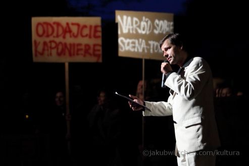 Adam Ziajski podczas otwarcia Sceny Roboczej (wrzesień 2012). Fot. archiwum SR - grafika artykułu