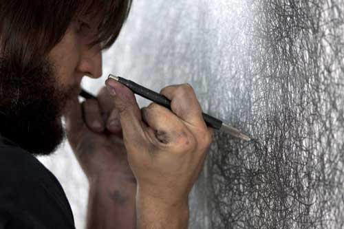 Tony Orrico rysuje pracę z serii "Penwald drawings". Fot. mat. Art Stations Foundations - grafika artykułu