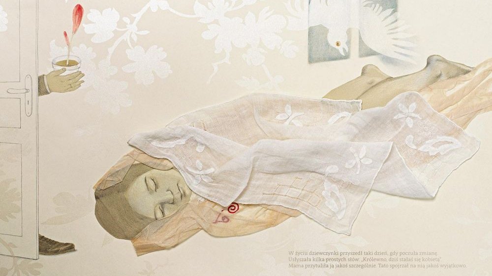 Ilustracja z krótkim fragmentem tekstu. Dziewczynka śpi pod białą narzutą, z boku ktoś wchodzi przez drzwi niosąc czerwony kwiat w doniczce.