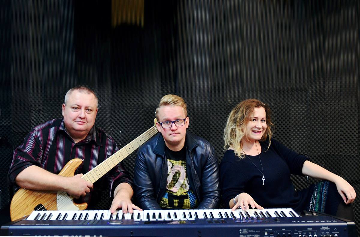 photo of Magda Lena Łowkiel with the band