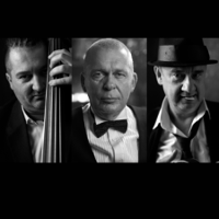 Black and white picture of Adam Nowak and musicians from Akustyk Amigos band