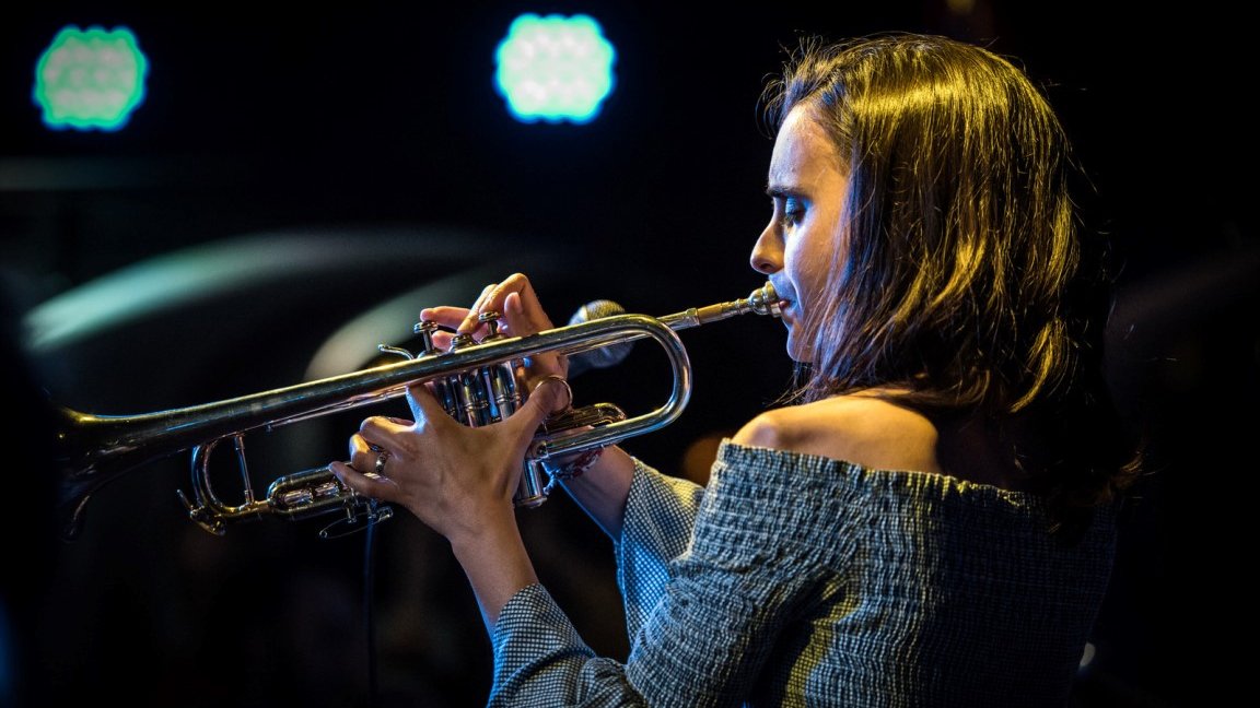 Photo of Andrea Motis playing the trumpet