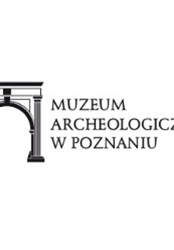 Black and white logo: a drawing of a portal on the left and the name of the Museum on the right.