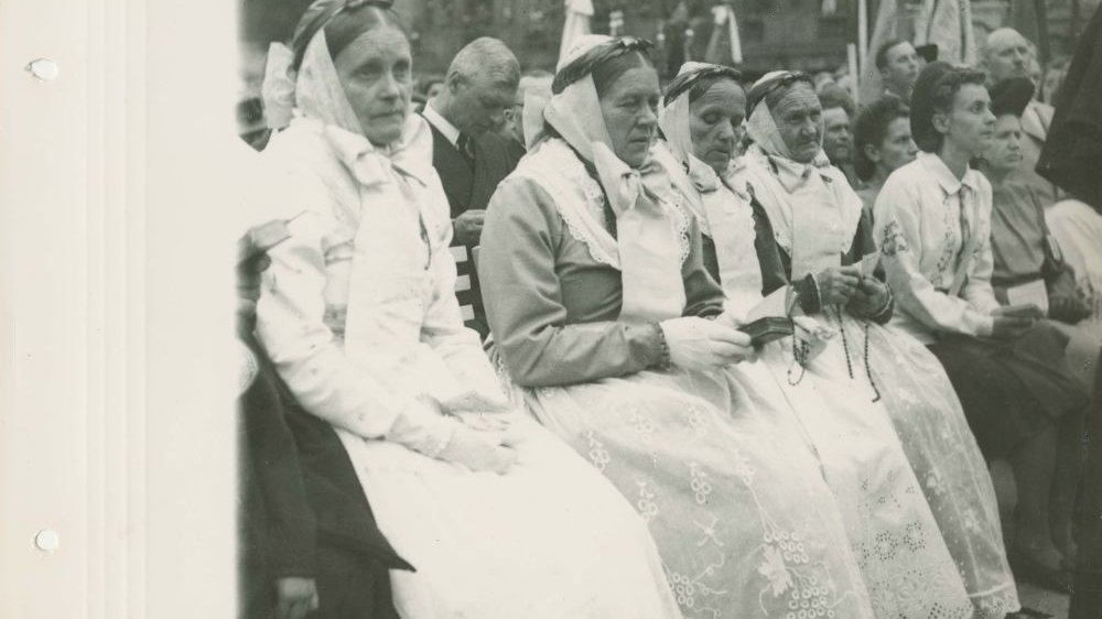 Bamberger women at a celebration in Poznań's pl. Wolności