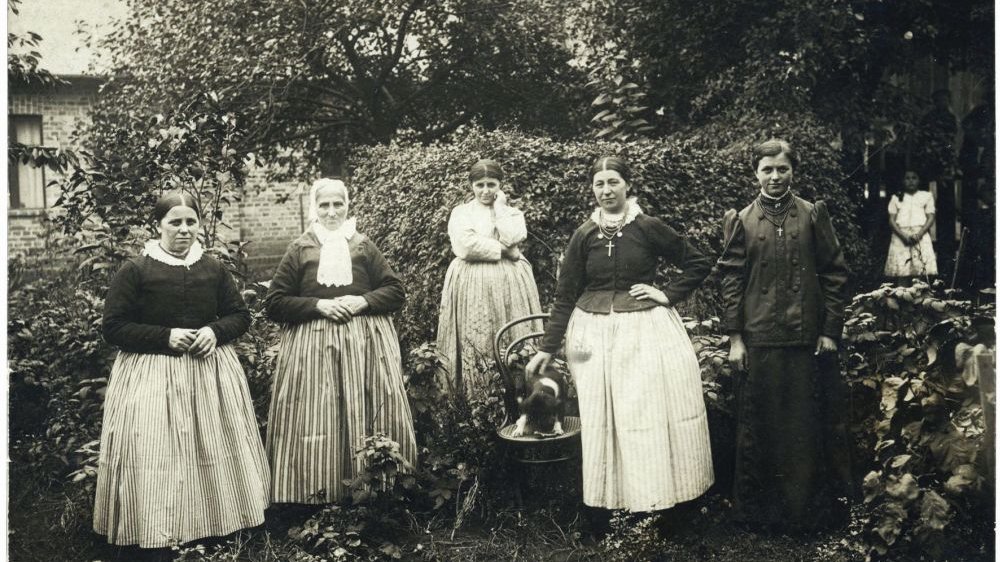 Bamberger women in everyday costumes