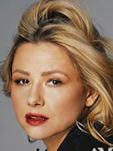 Photo of the artist.