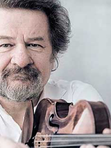 Photo of the violinist Daniel Stabrawa