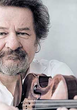 Photo of the violinist Daniel Stabrawa