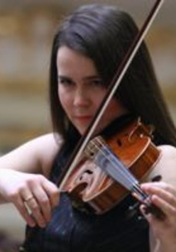 Photo of the artist - Anna Ziółkowska playing the violin
