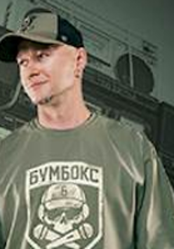 Photo of the artist.