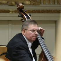 A photo of an artist Piotr Czerwiński playing double bass