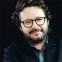 Photo of the artist.