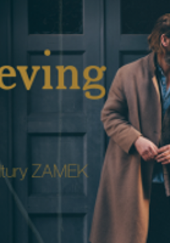 Photo of Joep Beving, blue door behind him.