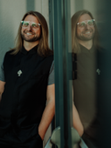 Photo of smiling Leszek Możdżer.