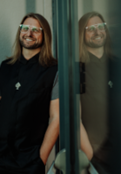 Photo of smiling Leszek Możdżer.