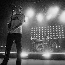 Black and white photo of Louis Tomlinson performing on stage
