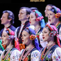Photo of a few members of Mazowsze ensemble in traditional folk costumes.