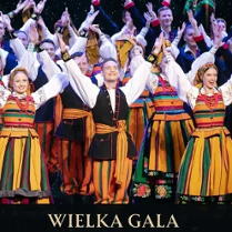 Photo of the performers in folk costumes.