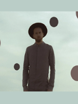 Photo of the artist.