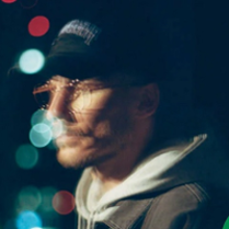 Photo of the artist.