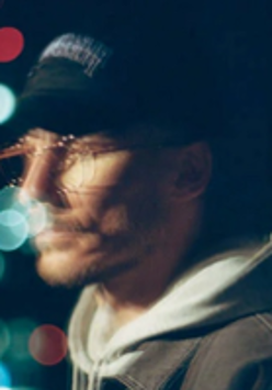 Photo of the artist.