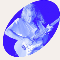 Photo in blue colours of Scott Henderson playing the guitar.