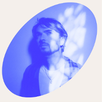 Photo of Tom Skinner in blue colours.