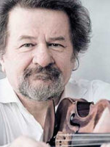 Photo of the violinist Daniel Stabrawa with the violin