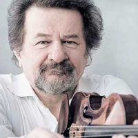 Photo of the violinist Daniel Stabrawa with the violin