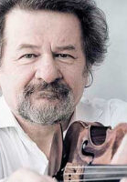 Photo of the violinist Daniel Stabrawa with the violin