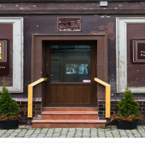 The entrance of the Gallery: door, stairs and windows in the middle of the picture