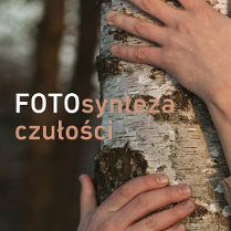 Fragment of a tree embraced by humans hands. In the middle the exhibition title.