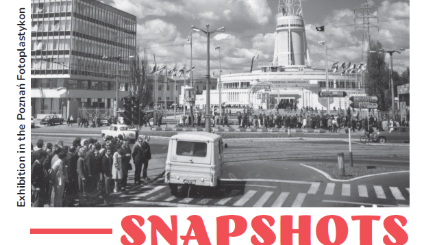 Black and white photo of a fair spire - a symbol of Poznań fair. In the foreground - a street, people waiting at the zebra crosing and a delivery car. In the bottom of the poster - information about the exhibition