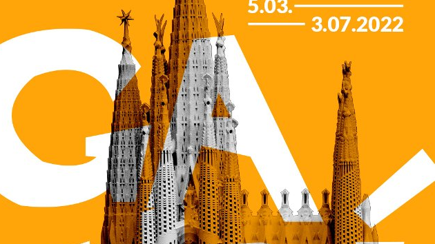 Exhibition poster: on a yellow-orange background, in a central point, the outline of one of Gaudí's most famous projects: the Sagrada Familia. There is a large white inscription on it: Gaudí.