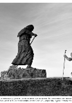 Black and white photo of a monument of a wanderer and a man-wanderer with a backpack and a stick on which he leans.