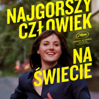 Film poster: a smiling woman running and looking in front of her, green trees behind her. The yellow title of a film