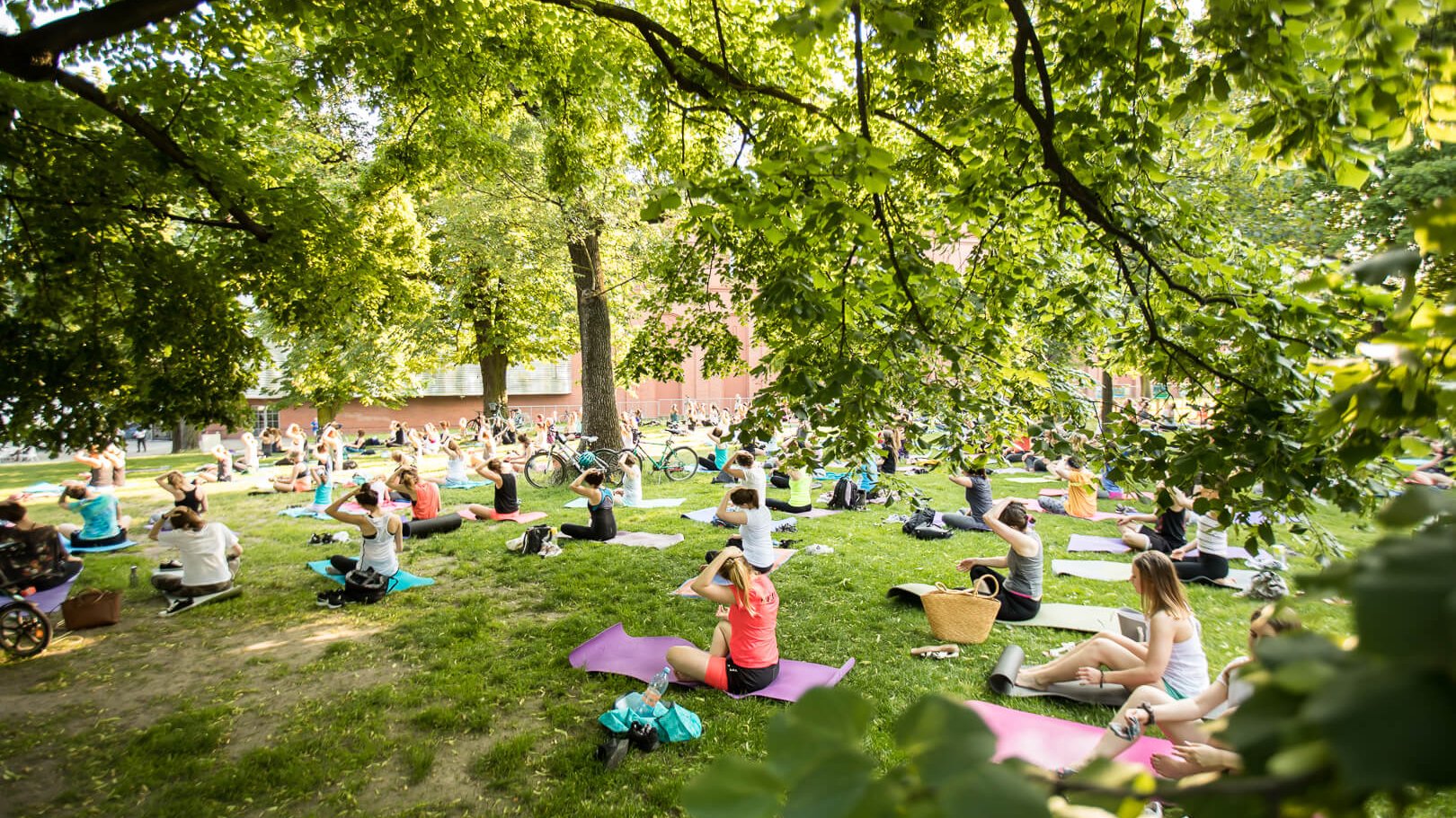 Free outdoor yoga classes in the Stary Browar (Old Brewery) park, photo: Jakub Krzyżanowski