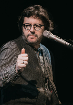 Photo of the artist - Grzegorz Turnau at the microphone