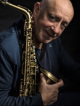 Photo of the musician Henryk MIskiewicz with his saxophone.