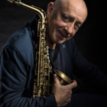 Photo of the musician Henryk MIskiewicz with his saxophone.