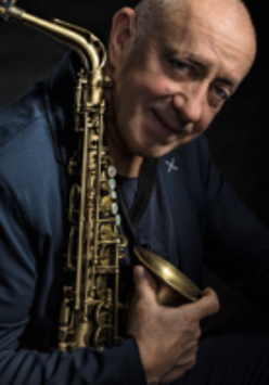 Photo of the musician Henryk MIskiewicz with his saxophone.